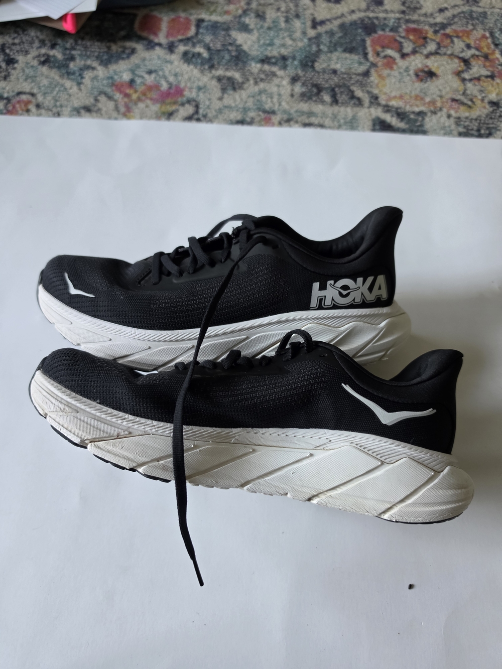 HOKA Arahi 7 road-running stability sneakers.  9 5B
